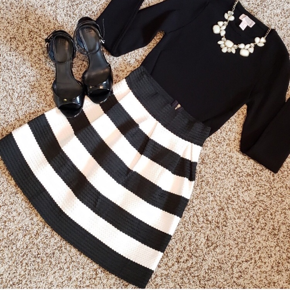 NEW Pleaded  Structured Black & White Circle SKIRT